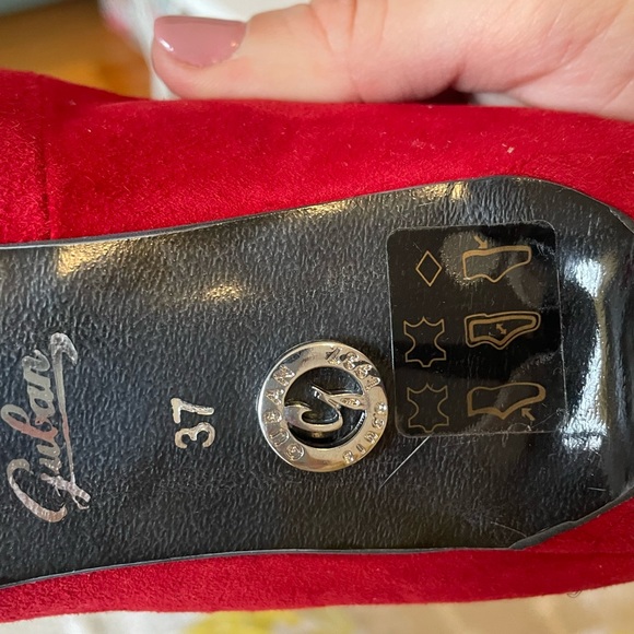 Gorgeous Red Suede Low Heel - Picture 4 of 5